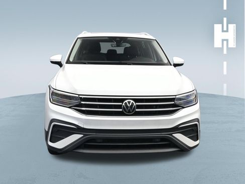 Used 2023 Volkswagen Tiguan SE w/ Panoramic Sunroof Package FWD image 2