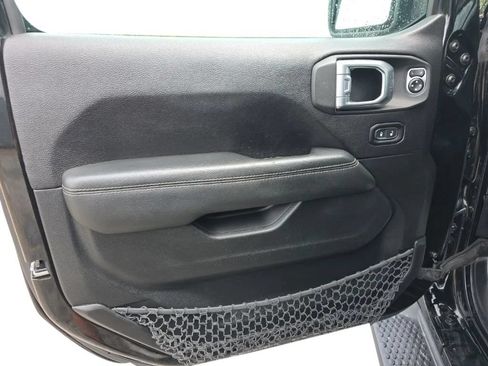 Used 2019 Jeep Wrangler Unlimited Sahara w/ Uconnect 4C Nav & Sound Group AWD/4WD image 11