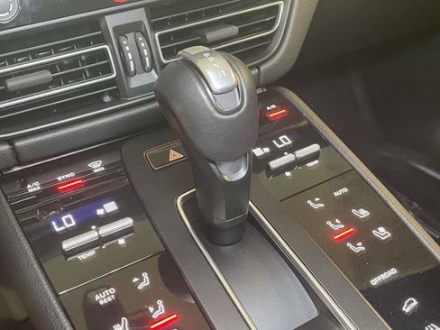 Certified 2024 Porsche Macan AWD/4WD image 36