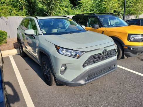 Used 2021 Toyota RAV4 XLE w/ Convenience Package FWD image 3