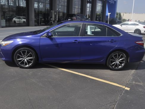 Used 2015 Toyota Camry XSE w/ Moonroof Package FWD image 4