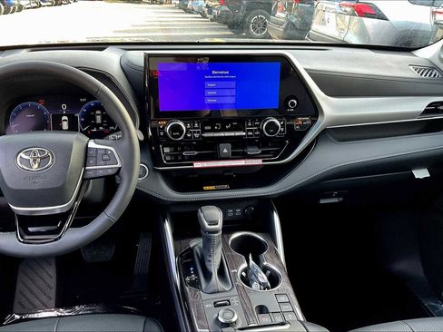 Used 2025 Toyota Highlander Platinum image 6