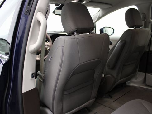 Used 2020 Chrysler Pacifica Touring w/ Advanced Safetytec Group image 13