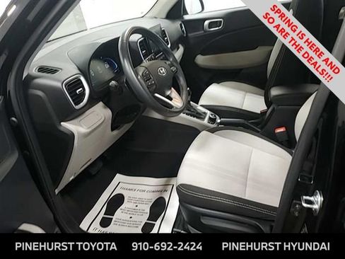 Used 2025 Hyundai Venue SEL image 3