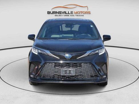 Used 2021 Toyota Sienna XSE FWD image 2