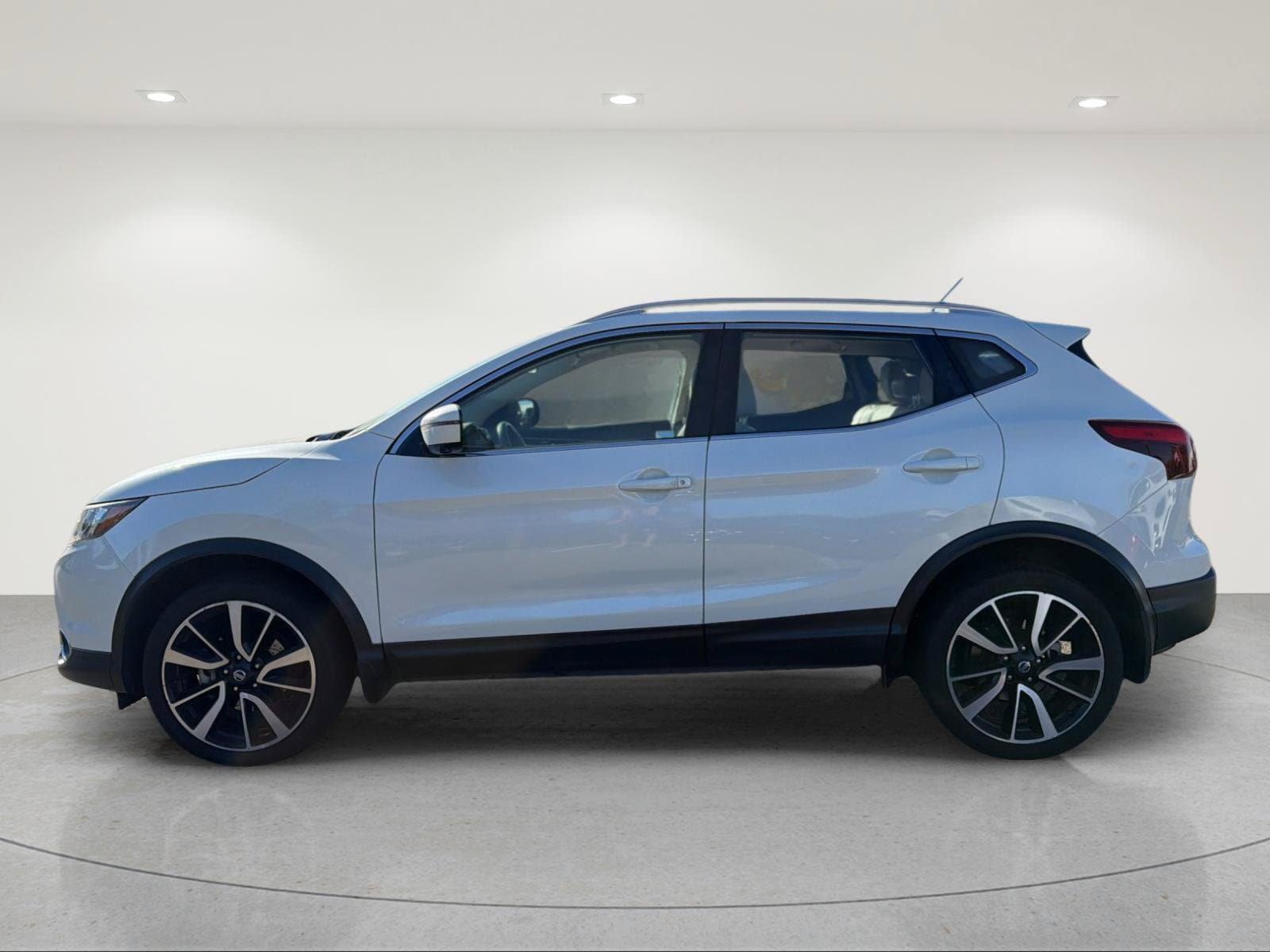 Used 2018 Nissan Rogue Sport SL FWD image 2