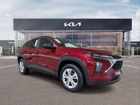 Used 2024 Chevrolet Trax LS image 2