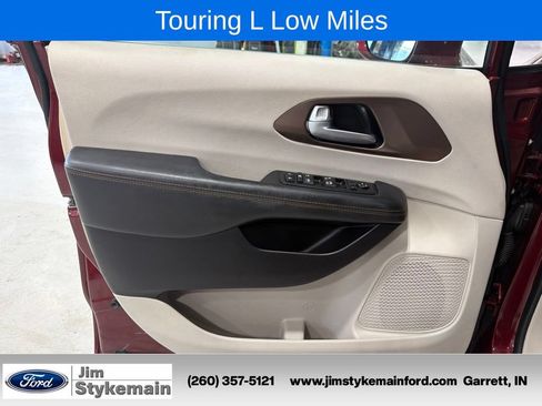 Used 2017 Chrysler Pacifica Touring-L w/ Tire & Wheel Group FWD image 18