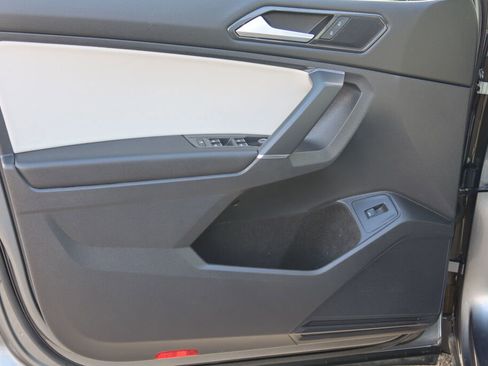 Used 2018 Volkswagen Tiguan SE image 9