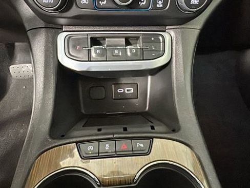 Used 2022 GMC Acadia SLE w/ Driver Convenience Package FWD image 23