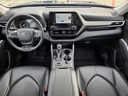 Used 2022 Toyota Highlander XLE image 16