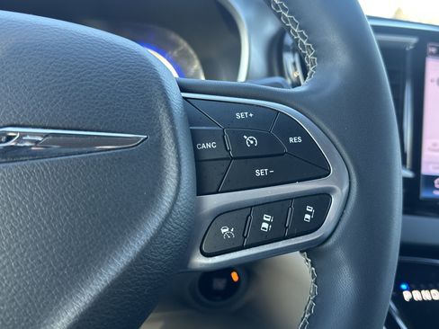 Used 2022 Chrysler Pacifica Touring-L image 22