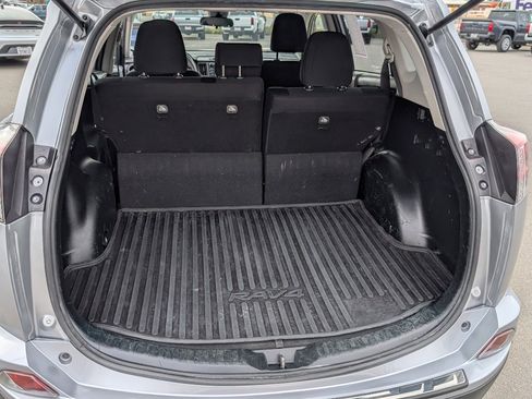 Used 2018 Toyota RAV4 LE image 9