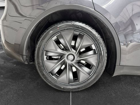 Used 2025 Tesla Model Y Long Range RWD image 35