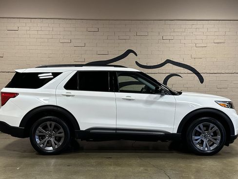 Used 2024 Ford Explorer XLT w/ XLT Sport Appearance Package AWD/4WD image 2