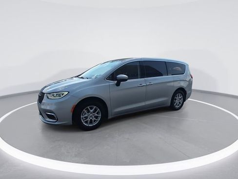 Used 2023 Chrysler Pacifica Touring-L FWD image 4