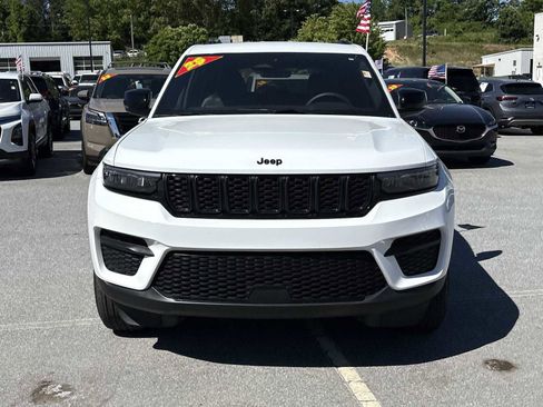 Used 2025 Jeep Grand Cherokee Altitude AWD/4WD image 3