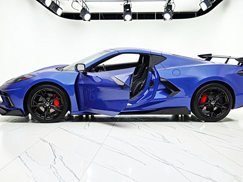 Used 2021 Chevrolet Corvette Stingray Coupe w/ 1LT RWD image 4