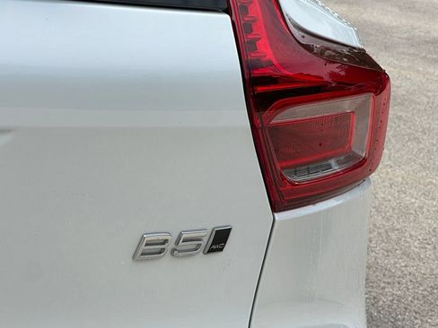 Used 2023 Volvo XC40 B5 Plus AWD/4WD image 12