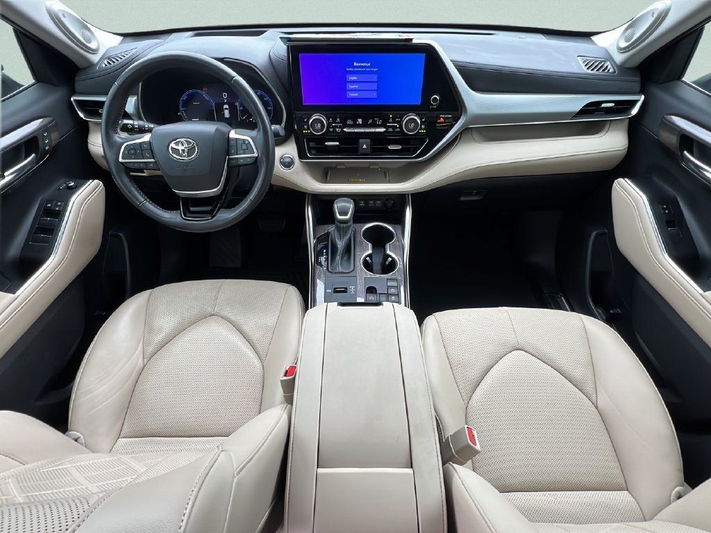 Used 2023 Toyota Highlander Platinum FWD image 11
