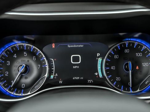 Used 2023 Chrysler Pacifica Touring-L FWD image 21