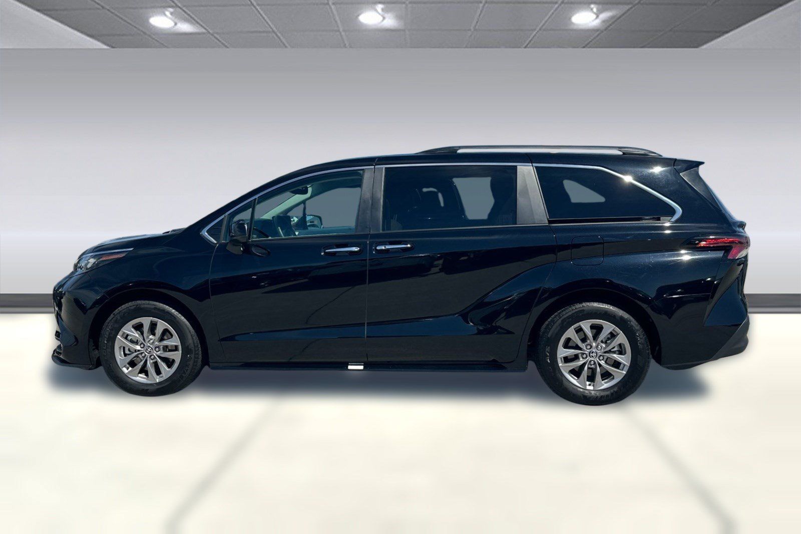 Used 2026 Toyota Sienna XLE FWD image 2