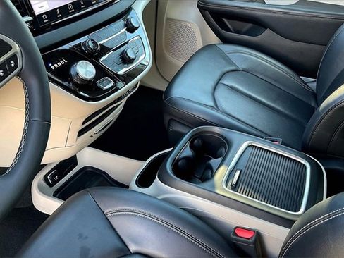 Used 2024 Chrysler Pacifica Touring-L image 17