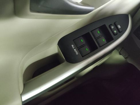 Used 2015 Toyota Prius Five image 27