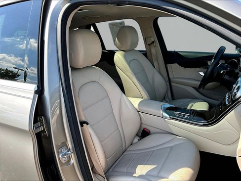Used 2021 Mercedes-Benz GLC 300 4MATIC w/ Premium Package image 28