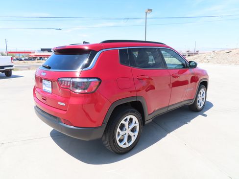 Used 2024 Jeep Compass Latitude image 8