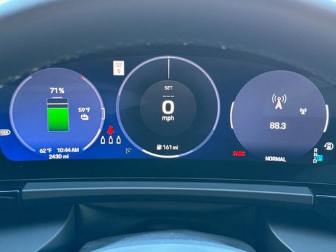 Certified 2025 Porsche Macan 4 Electric image 31