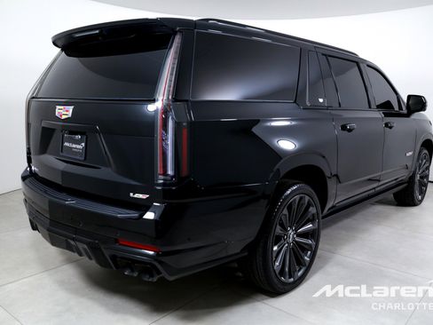 Used 2025 Cadillac Escalade ESV V AWD/4WD image 8
