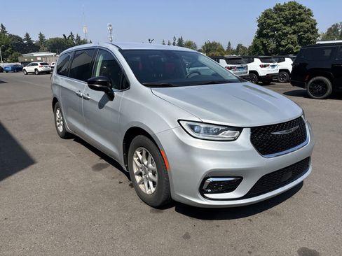 Used 2024 Chrysler Pacifica Touring-L FWD image 6