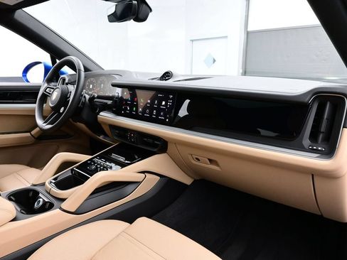Certified 2025 Porsche Cayenne S AWD/4WD image 19