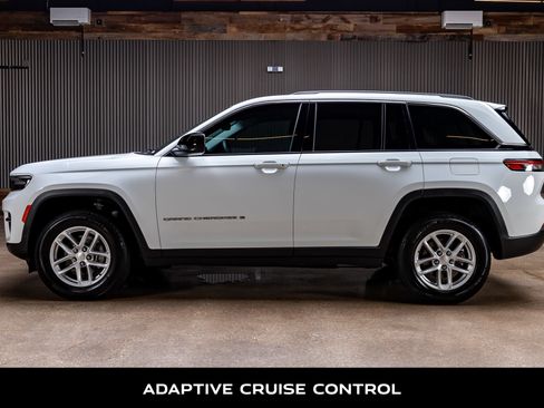 Used 2023 Jeep Grand Cherokee Laredo AWD/4WD image 5