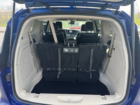 Used 2021 Chrysler Pacifica Limited image 9