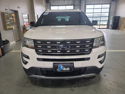 Used 2017 Ford Explorer XLT w/ Equipment Group 202A FWD image 3