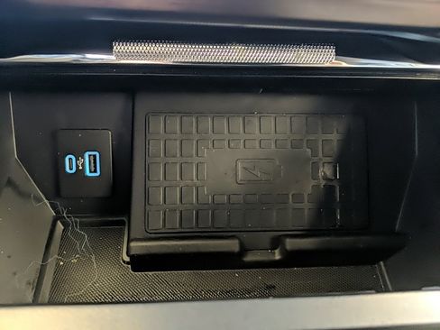 Used 2022 Ford F150 Lightning Lariat image 22