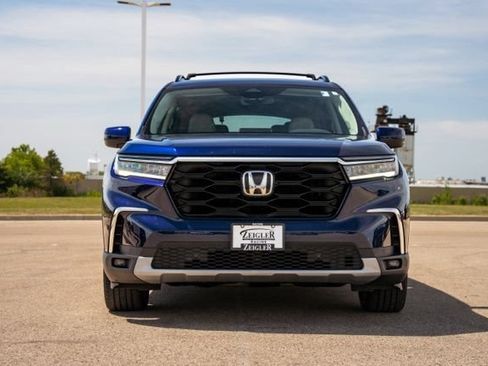 Used 2025 Honda Pilot Touring image 2