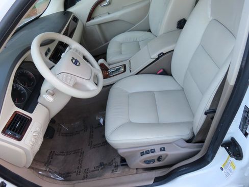 Used 2010 Volvo V70 FWD image 10