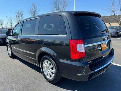 Used 2016 Chrysler Town & Country Touring image 6