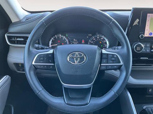 Used 2023 Toyota Highlander LE image 19