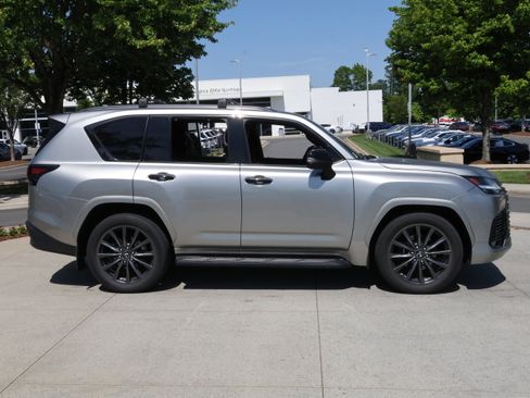 Used 2022 Lexus LX 600 4WD w/ Appearance Package image 10