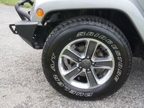 Used 2018 Jeep Wrangler Unlimited Sahara AWD/4WD image 6