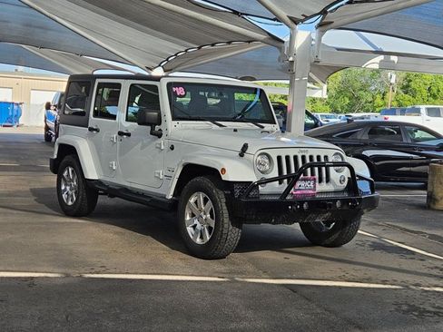 Used 2018 Jeep Wrangler Unlimited Sahara w/ Connectivity Group AWD/4WD image 3