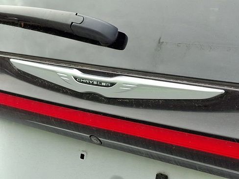 Used 2023 Chrysler Pacifica Touring-L FWD image 7