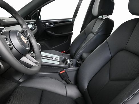 Used 2026 Porsche Macan AWD/4WD image 5