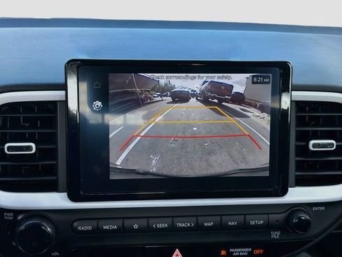 Used 2024 Hyundai Venue Limited FWD image 13
