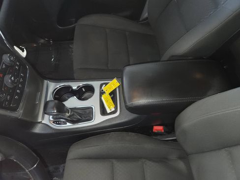 Used 2021 Jeep Grand Cherokee Laredo AWD/4WD image 17