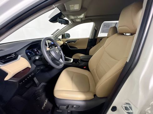 Used 2020 Toyota RAV4 Limited FWD image 14